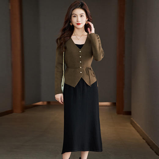 时尚套装V领针织开衫，搭配修身收腰连衣裙两件套CC&22-1307 商品图1