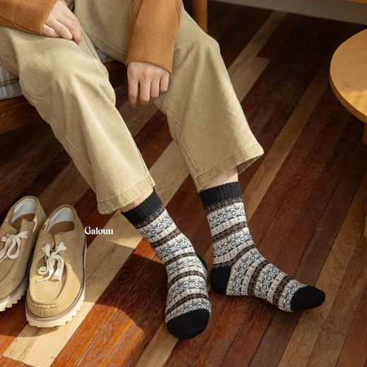 【10双随机发 不重复】秋冬复古图腾羊毛袜中高筒 保暖舒适百搭 商品图6