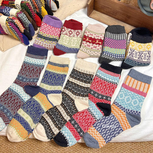 【10双随机发 不重复】秋冬复古图腾羊毛袜中高筒 保暖舒适百搭 商品图3