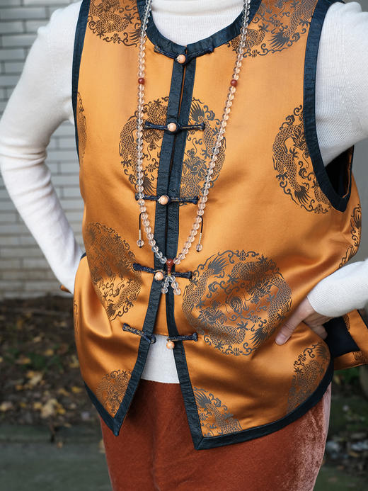 盛唐婧| 新中式库缎拼绵羊皮对襟马甲 商品图1