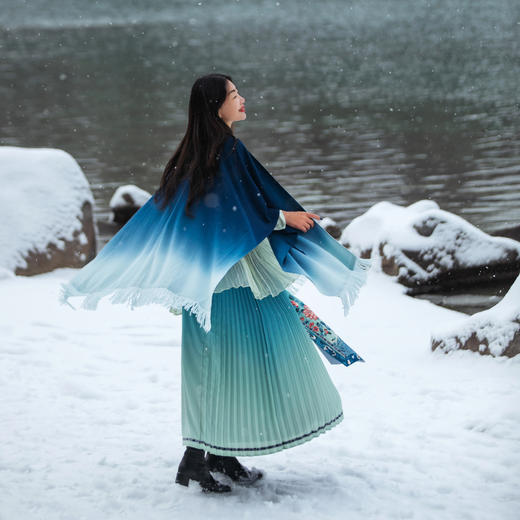 【林栖设计小店】【青绿现货】生活在左青绿色提花毛织披肩修身保暖百搭2023秋冬新品围巾披风女1934055 商品图1