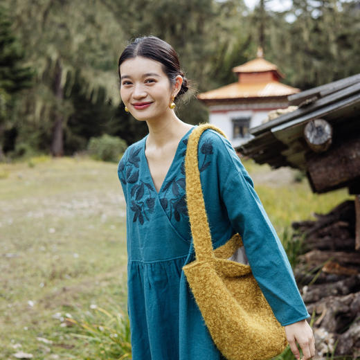 绽放旅行女装255朵/轻感100%全羊毛绣花V领落肩袖长袖廓形连衣裙 商品图1