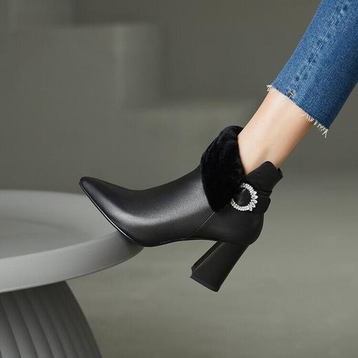 【预售5天】冬季新款藕粉色靴子女时尚羊羔毛水钻尖头加绒粗跟高跟短靴XHD&W308B 商品图2