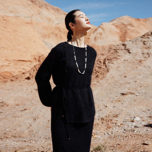 绽放752朵/【鹤绒系列】冬季中式盘扣圆领系带开衩毛绒感套头毛衫 商品图0