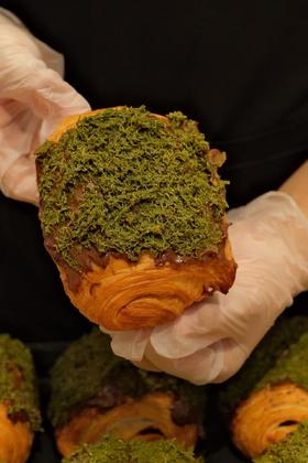 现烤面包—迪拜巧克力可颂