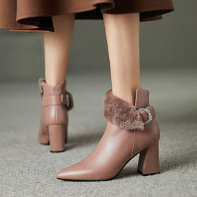 【预售5天】冬季新款藕粉色靴子女时尚羊羔毛水钻尖头加绒粗跟高跟短靴XHD&W308B