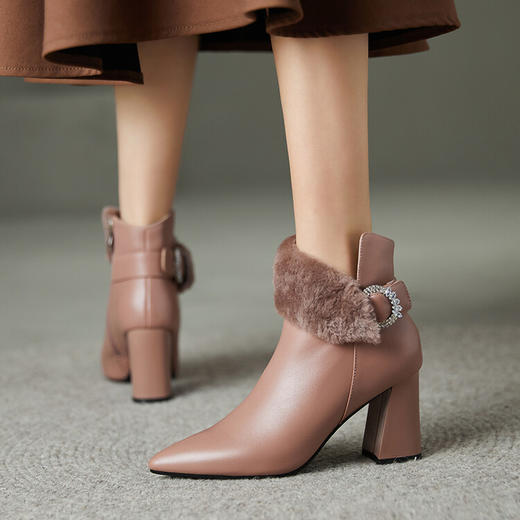 【预售5天】冬季新款藕粉色靴子女时尚羊羔毛水钻尖头加绒粗跟高跟短靴XHD&W308B 商品图0
