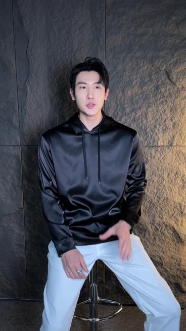 WY344秋冬季新款时尚个性纯色亮面连帽套头卫衣百搭简约宽松潮流 商品图0