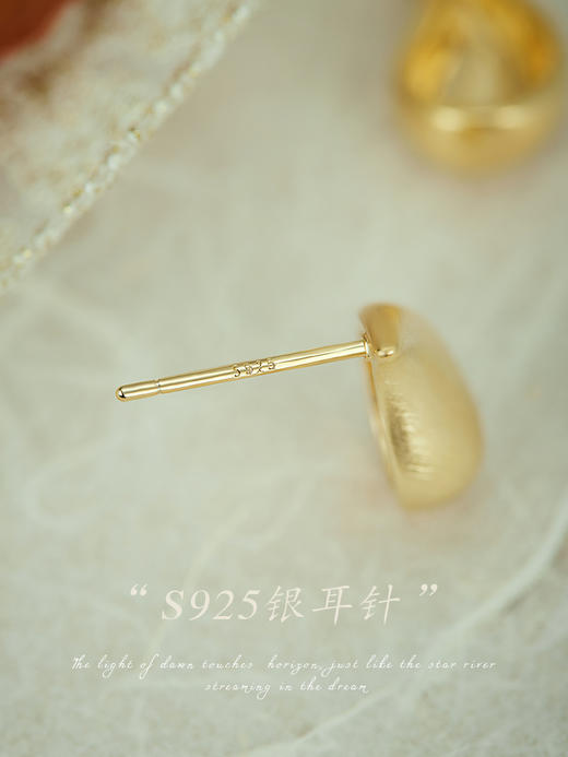 Oflye潮流饰品   哑光拉丝水滴耳钉女新款简约百搭耳环气质轻奢高级感秋冬耳饰 商品图3