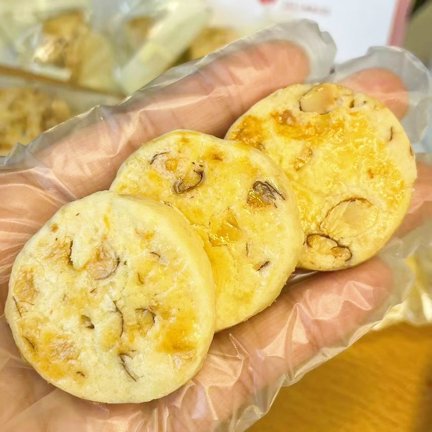 【杏仁酥】吃起来甜而不腻，酥脆与奶香的绝妙混搭，每口都是奶香和杏仁香，杏仁肉眼可见！