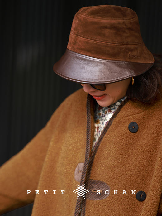 PETIT SCHAN小闪 #077 Downton abbey 唐顿庄园 意大利进口柔雾感麂皮绒小羊皮拼接渔夫帽 商品图0