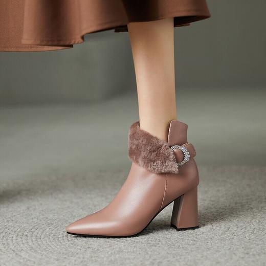 【预售5天】冬季新款藕粉色靴子女时尚羊羔毛水钻尖头加绒粗跟高跟短靴XHD&W308B 商品图4
