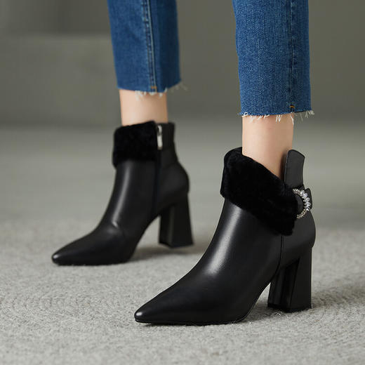 【预售5天】冬季新款藕粉色靴子女时尚羊羔毛水钻尖头加绒粗跟高跟短靴XHD&W308B 商品图1