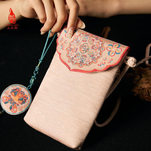 SAINTJOY/上久楷礼盒  锦蛇献瑞  宋锦挂件SPS24A06  斜挎包BWS24B1301 商品图5
