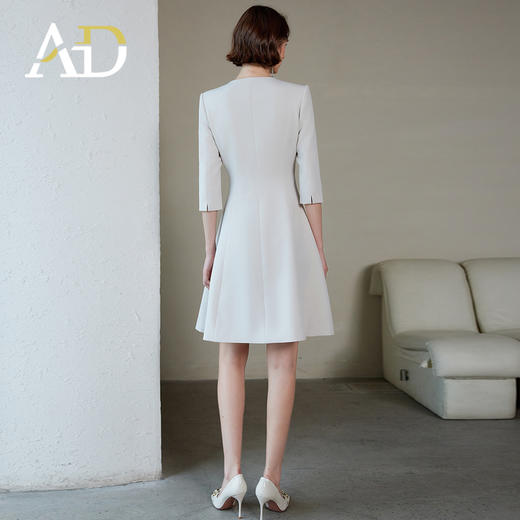 AD职场通勤米色圆领连衣裙女气质中长款大摆a字裙单排纽扣西装裙 商品图4