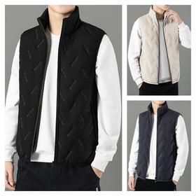 【保暖服饰|罗蒙ROMON 加绒马甲】整体面料柔软舒适，立体裁剪版型，上身轻便不臃肿，锁温保暖，挺阔修身，简约潮酷，各种风格都能够轻松驾驭~