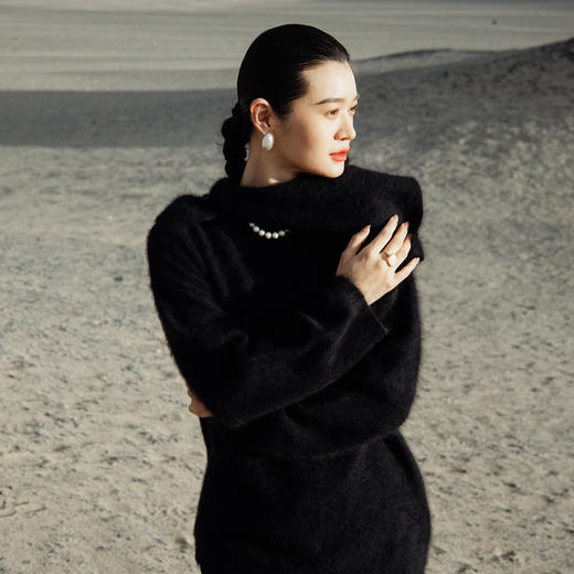 绽放751朵/【鹤绒系列】冬季慵懒宽松落肩带围脖可拆卸套头毛衣 商品图0