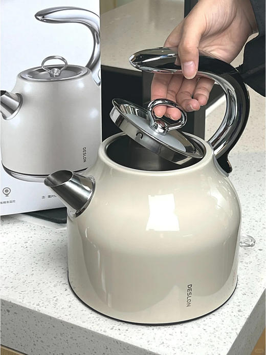 🔥【DESLON德世朗 电热水壶DDQ-SH205T】🍅1. 仿古造型结合时尚色彩，🌸高贵典雅，让厨房更加光彩舰丽; 🔺2. 大容量壶身，🥰304不锈钢内壁与发热盘 商品图4