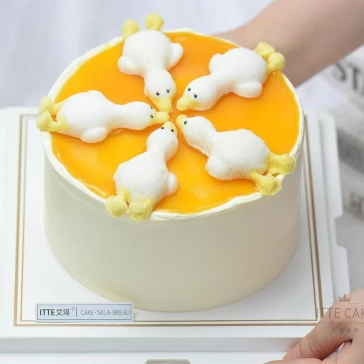 【躺平鸭】动物奶油、芒果酱、芒果夹心，糯米蛋糕胚；轻松、休闲，享受简单快乐，好吃不腻~