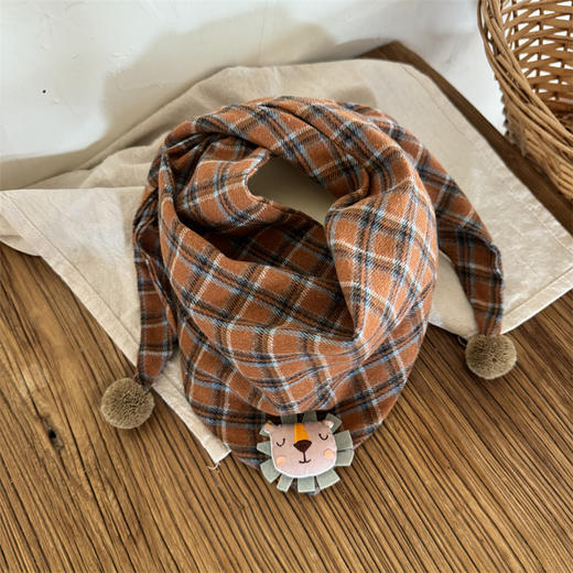 立减10【孩子的颈间系上这款饱满厚实、手感柔软的围巾】它不单亮丽、时尚，更是冬日里温暖体贴的陪伴。男女宝宝新款围脖ins韩版秋冬季男女童时尚格子加厚三角形，1-8岁儿童适用，多色可选！#异业福利 商品图2