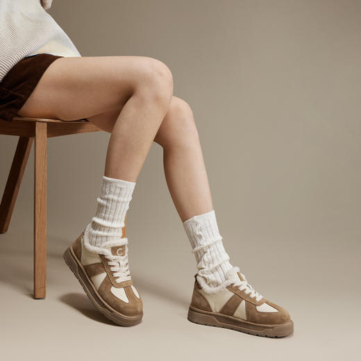 千百度厚底加绒德训鞋女款冬季保暖时尚休闲鞋毛毛运动鞋A24729009 商品图1