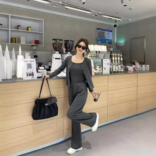 「3件套！慵懒松弛风」运动休闲糯米套装女2024新款宽松开衫吊带阔腿裤三件套上衣下装 商品图2