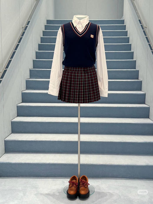 1127-8 渠道夯货Miu25款早春学院风系列羊绒羊毛马甲 我穿42刚好 商品图3