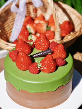 【开心果巧克力草莓】不额外添加一粒糖和一滴色素，所有的绿源自开心果本色，所有的甜源自巧克力本味