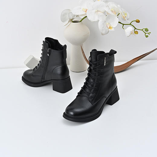 经典鲨2024年冬季新款黑色百搭加绒侧拉链中粗跟保暖短靴女KW296-D58051 商品图3