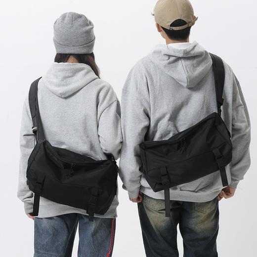 【男女情侣斜挎包】机能背包日系街头单肩大容量旅行邮差包 健身包 商品图0