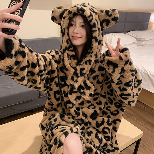 【加绒加厚❗️连帽豹纹家居服】保暖防风 抗皱耐磨 一触即暖，新款冬季260克长毛绒珊瑚绒睡衣女睡袍家居服女 商品图2