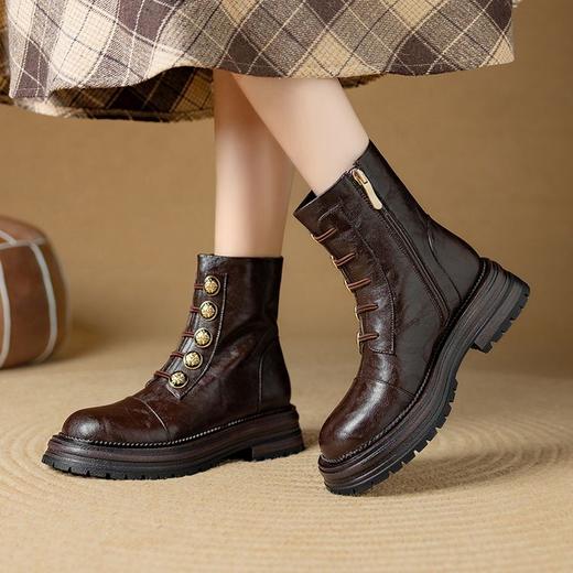 【预售5天】超轻鞋底~冬日暖阳切尔西厚底马丁靴女徽章金属扣真皮侧拉链短靴NJMK&K1265M 商品图1