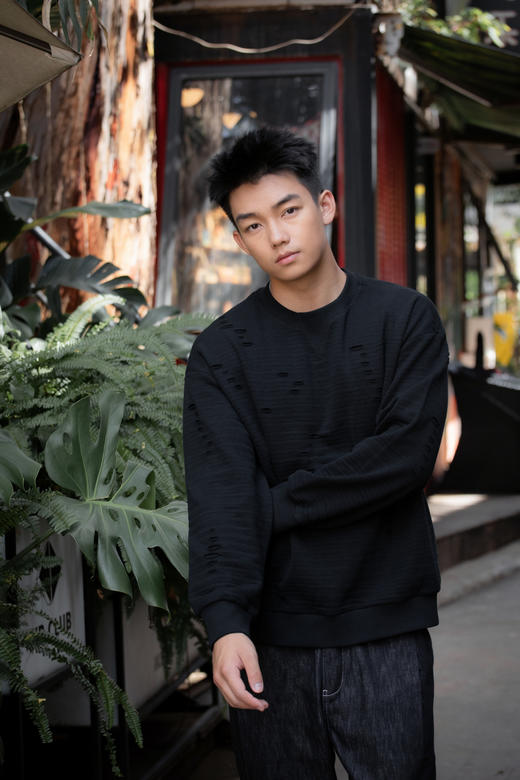 433764229纯色破洞圆领卫衣 商品图2