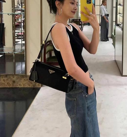 普拉达25s新款中号再生尼龙单肩包包包采用再生尼龙Re-Nylon材质和皮革细节装饰（HH） 商品图1