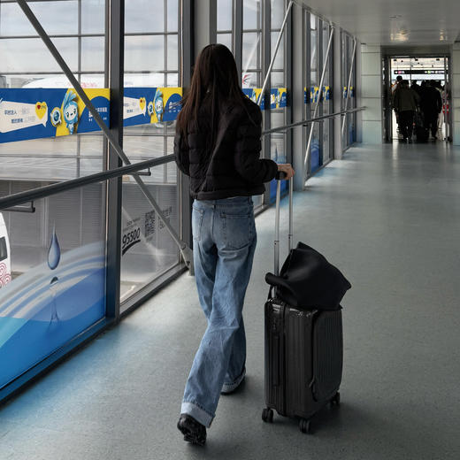 ROMI STUDIO“轻盈锁温”白鹅绒柔软肤感立领短款羽绒服RW24WW91256 商品图3