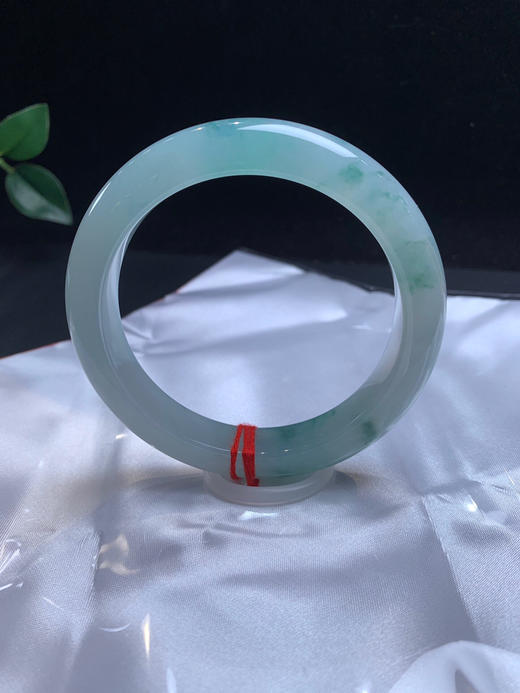 611698，61.5冰飘花正圈手镯，13-8.3mm，冰冰透透的很难得的大圈口 商品图1