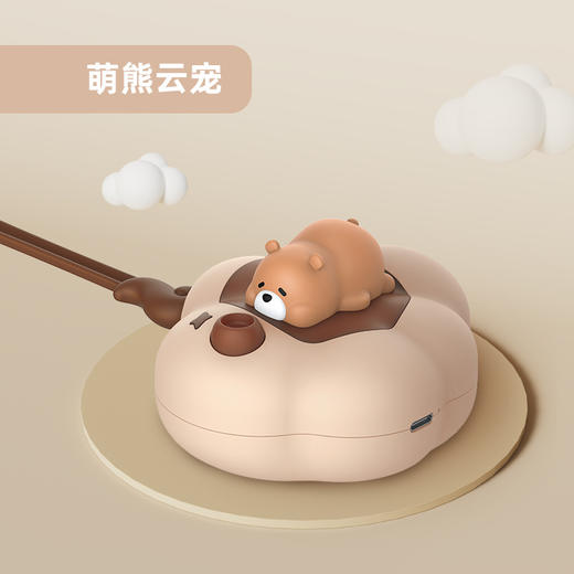 【可爱萌宠！便捷式取暖！】漫步在冬日之中，云朵与宠物相伴。迷你家用随身携带，即热式暖你双手。USB充电方便，不间断供暖。软萌硅胶云宠，小夜灯营造温馨氛围！ 商品图6