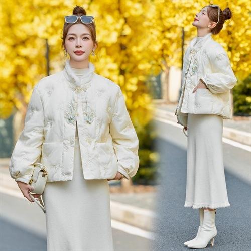 2024新款冬装新中式刺绣盘扣羽绒服白鸭绒拼水貂毛YJLY6836 商品图0