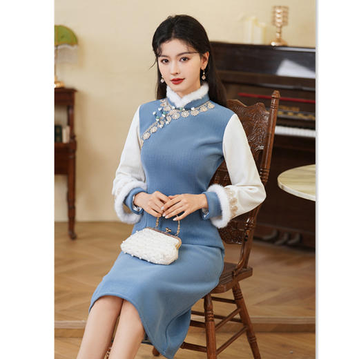 2024冬季新款年轻时尚改良新中式长款A版雪尼尔双袖旗袍SYK907977 商品图2