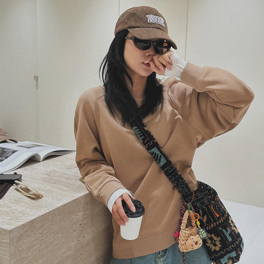 【顺丰包邮】00729 洛诗琳松弛随性落肩宽松圆领减龄卫衣女95164 商品图0