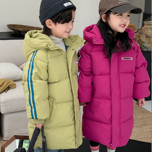【秋冬保暖 |吾家儿童加厚中长款棉服】面料舒适亲肤，整体做工精细，配色百搭，连帽设计延长颈部线条，保暖抗风，版型简约洋气，无论搭配牛仔裤还是打底裤都很奈斯