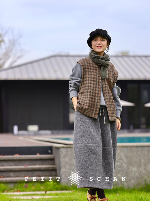 PETIT SCHAN小闪 #076 The person selling newspapers 卖报的小行家 意大利进口柔雾感羊反绒报童帽 商品图4