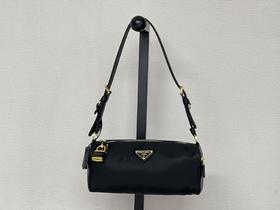 普拉达25s新款中号再生尼龙单肩包包包采用再生尼龙Re-Nylon材质和皮革细节装饰（HH）