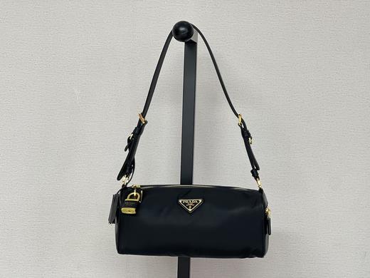 普拉达25s新款中号再生尼龙单肩包包包采用再生尼龙Re-Nylon材质和皮革细节装饰（HH） 商品图0