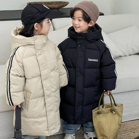 【秋冬保暖 |吾家儿童加厚中长款棉服】面料舒适亲肤，整体做工精细，配色百搭，连帽设计延长颈部线条，保暖抗风，版型简约洋气，无论搭配牛仔裤还是打底裤都很奈斯 商品图4