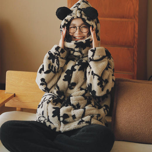【软糯温暖】可爱熊耳朵连帽珊瑚绒睡衣女士冬季开衫可外穿加厚款卡通少女家居服套装 商品图0