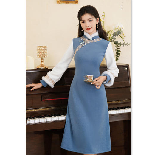 2024冬季新款年轻时尚改良新中式长款A版雪尼尔双袖旗袍SYK907977 商品图3