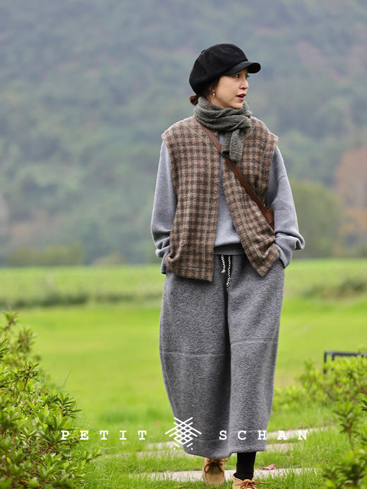 PETIT SCHAN小闪 #076 The person selling newspapers 卖报的小行家 意大利进口柔雾感羊反绒报童帽 商品图13