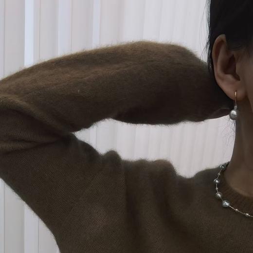 甄珠贝 强冷光澳白10-11mm 18k金钻石耳勾 微近圆，面无暇，侧背面有一丢丢小瑕疵，不影响佩戴 商品图2