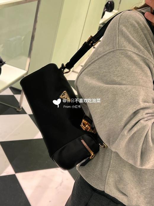 普拉达25s新款中号再生尼龙单肩包包包采用再生尼龙Re-Nylon材质和皮革细节装饰（HH） 商品图3